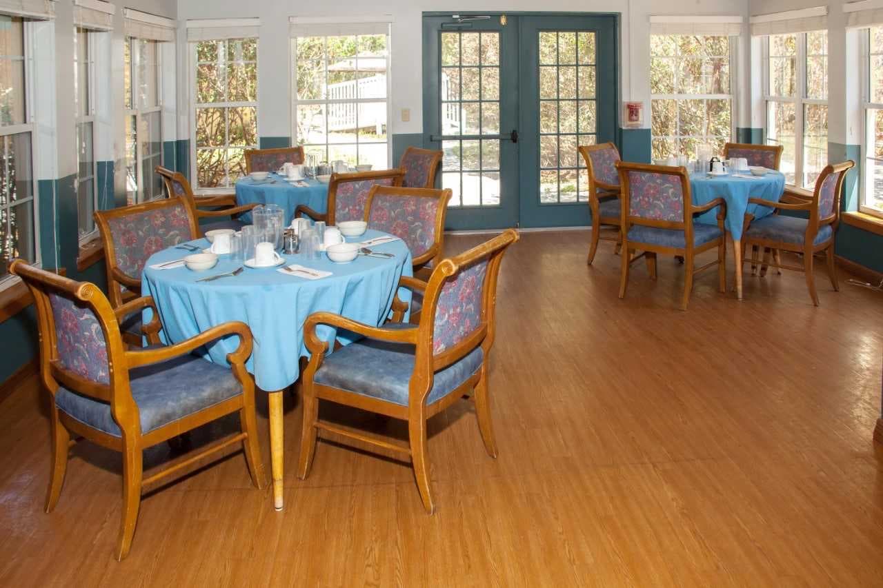 Sunroom dining room with garden views at The Gardens of Crystal River