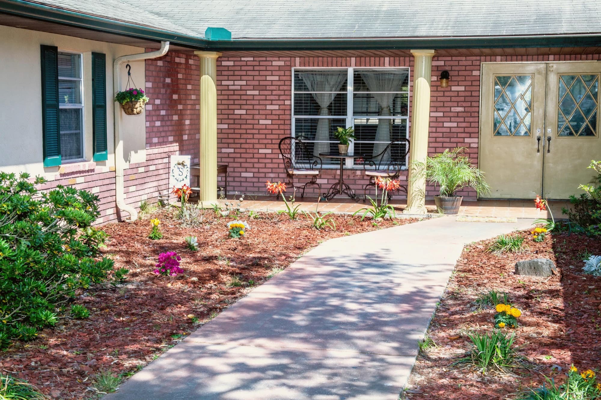 The brick entrance and courtyard walkway at Sugarmill Manor in Homosassa